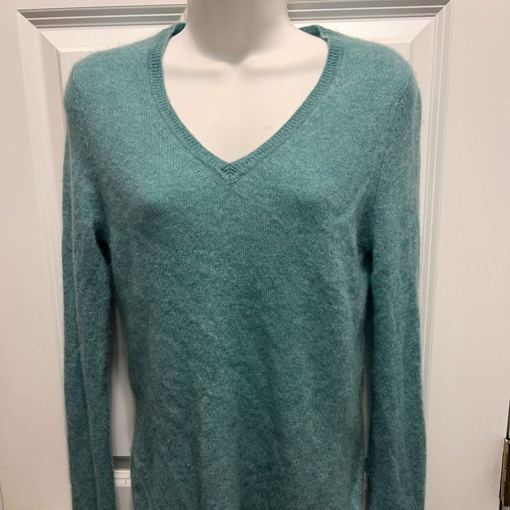 Adrienne Vittadini Medium green cashmere sweater